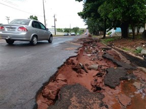 Chuva arranca asfalto e invade quase 20 residências em Paranavaí
