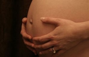 Gestantes de Maringá recebem kits natalidade da Sasc com banheira, roupas e materiais de higiene para recém-nascidos