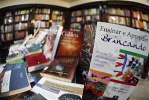 Doação de 4 mil livros e revistas pode ajudar a aumentar frequência de usuários nas bibliotecas de Maringá