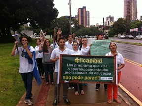 Acadêmicos da UEM protestam contra cortes de bolsas do Pibid