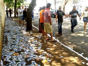 Reportagem da CBN flagra candidatos a vereador fazendo boca de urna livremente em Sarandi