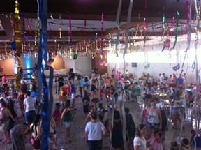 Crianças se divertem em matinê de carnaval em Maringá