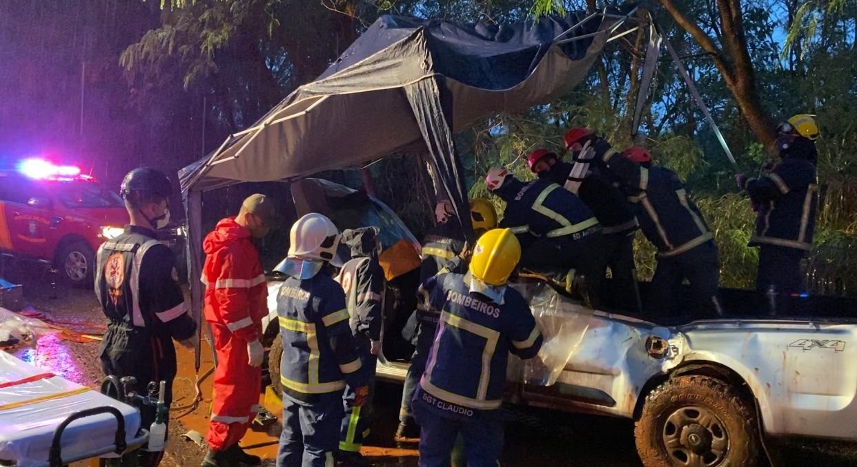 Veículo capota na PR-323 e duas pessoas ficam feridas
