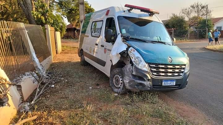 Motorista bêbado bate ambulância em muro e é preso pela polícia em Astorga