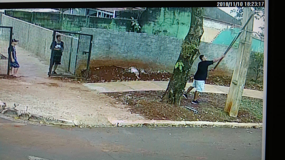 Vândalo tenta, mas não consegue quebrar câmera da UEM