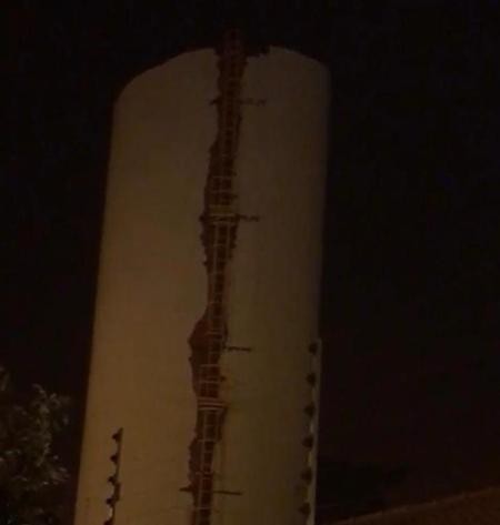 Caixa com capacidade para 1 milhão de litros de água balança e assusta moradores; vídeo