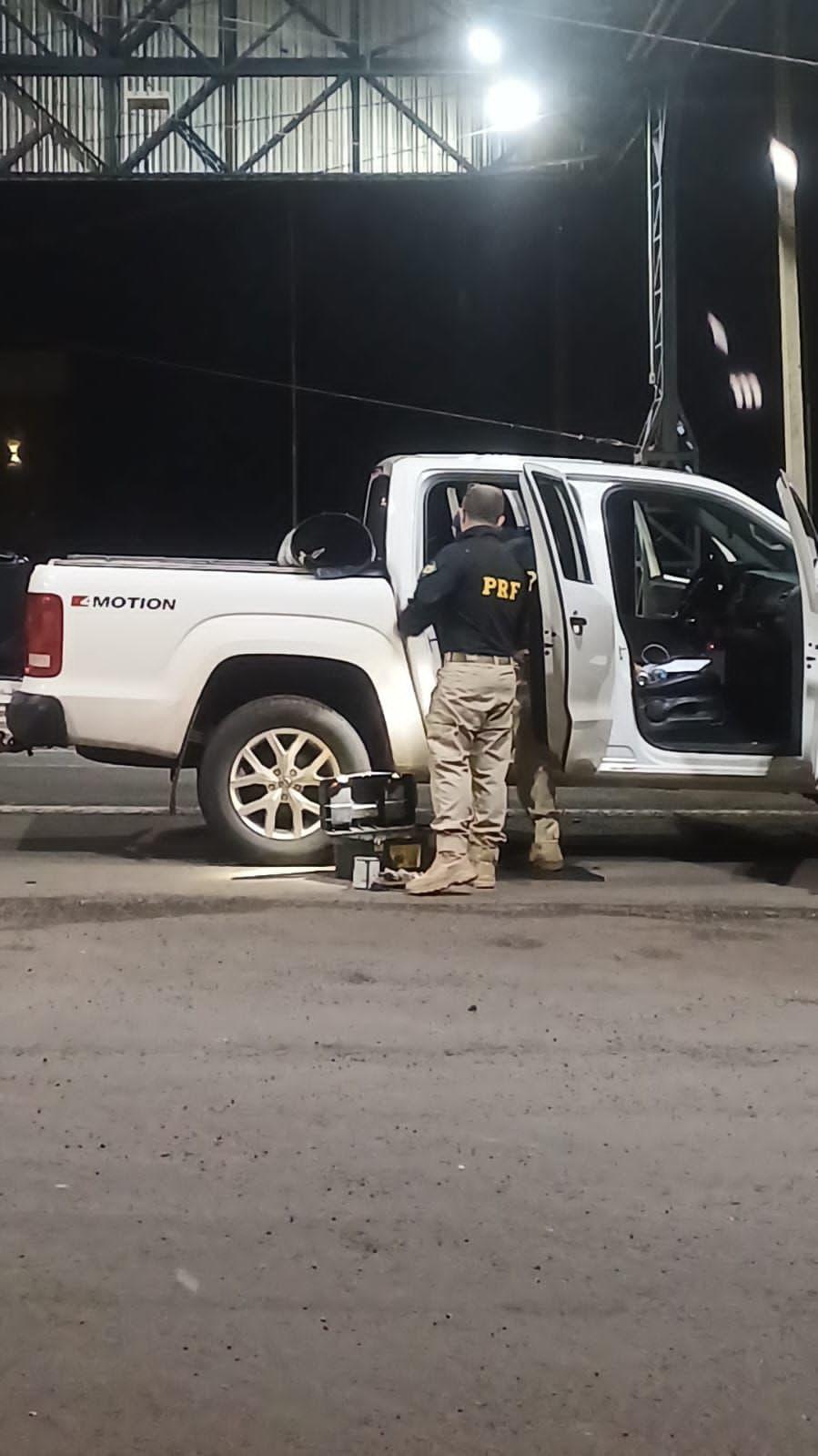 Policiais encontram cocaína em fundo falso de caminhonete e motorista é preso