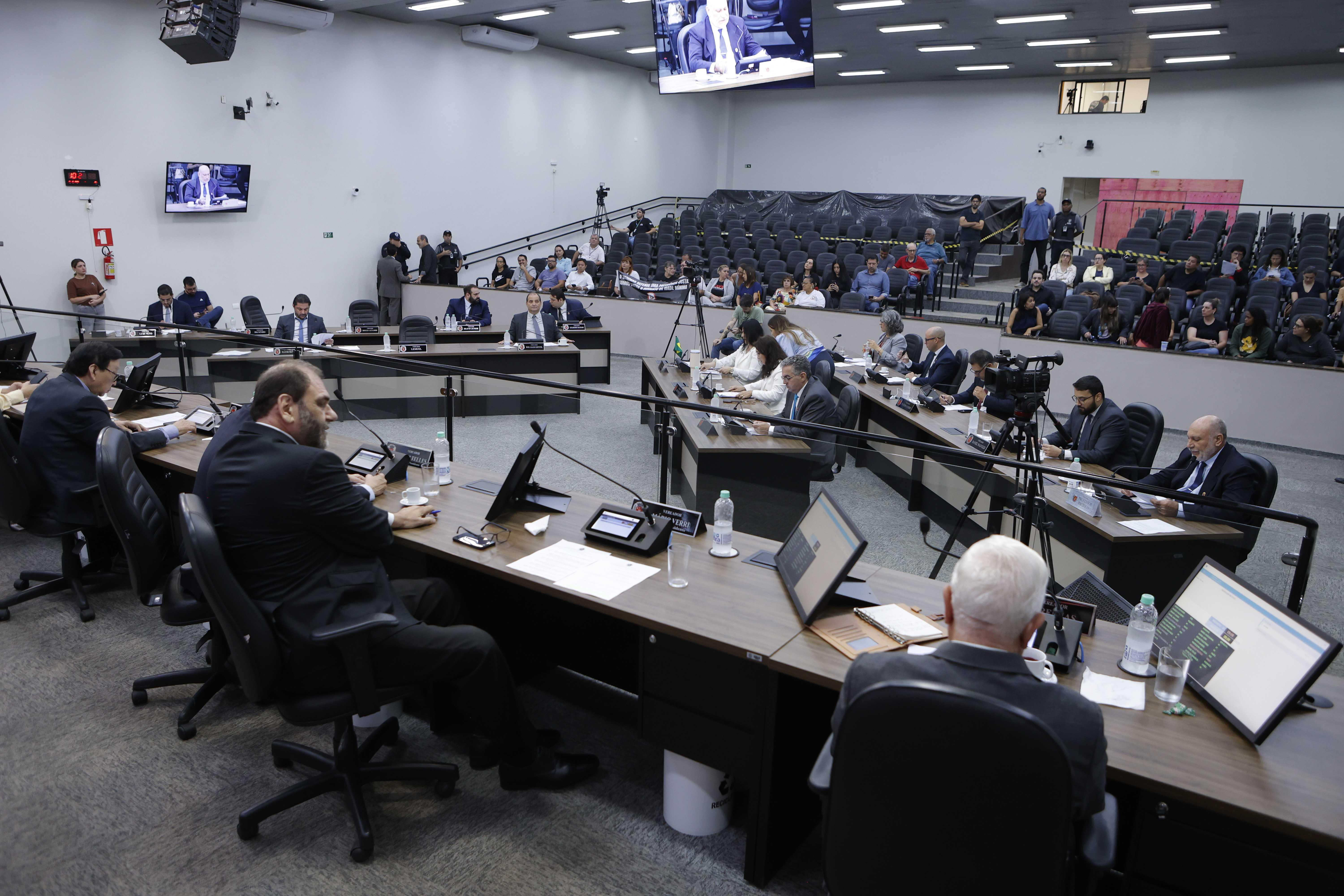 Em sessão extraordinária, vereadores votam 11 projetos do Executivo