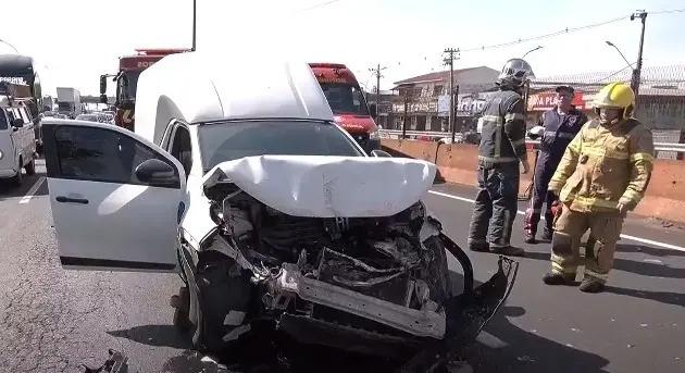Mulher fica ferida em acidente com três veículos na BR-376, em Sarandi