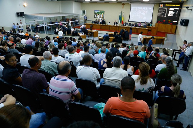 Com argumentos contra e favor, projeto passa em primeira discussão