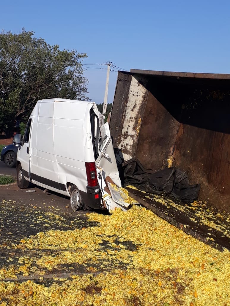Caminhão cai em cima de van em acidente na PR-317
