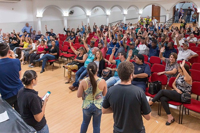 Servidores aprovam reposição salarial e aumento de 10% no vale-alimentação
