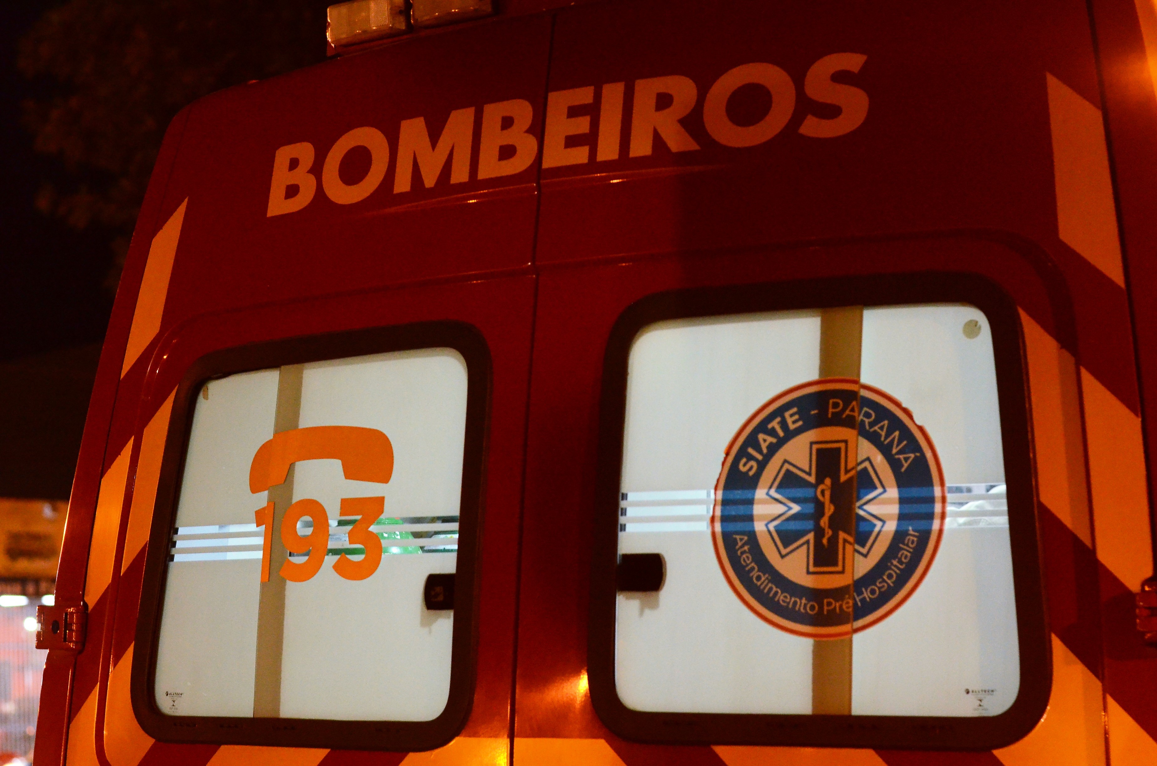 Motorista perde o controle e carro cai na pista do Contorno Norte