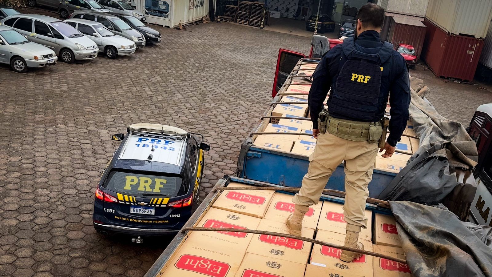 Duas pessoas são presas e mais de 500 mil maços de cigarros apreendidos em duas abordagens simultâneas na PR-323