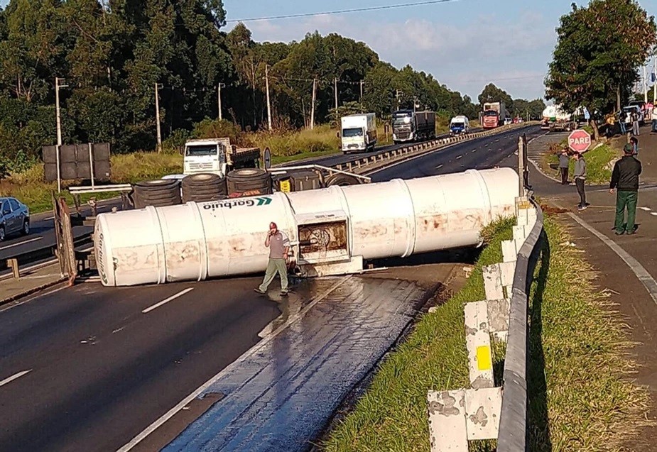 Carga se solta de caminhão e BR-376 fica bloqueada