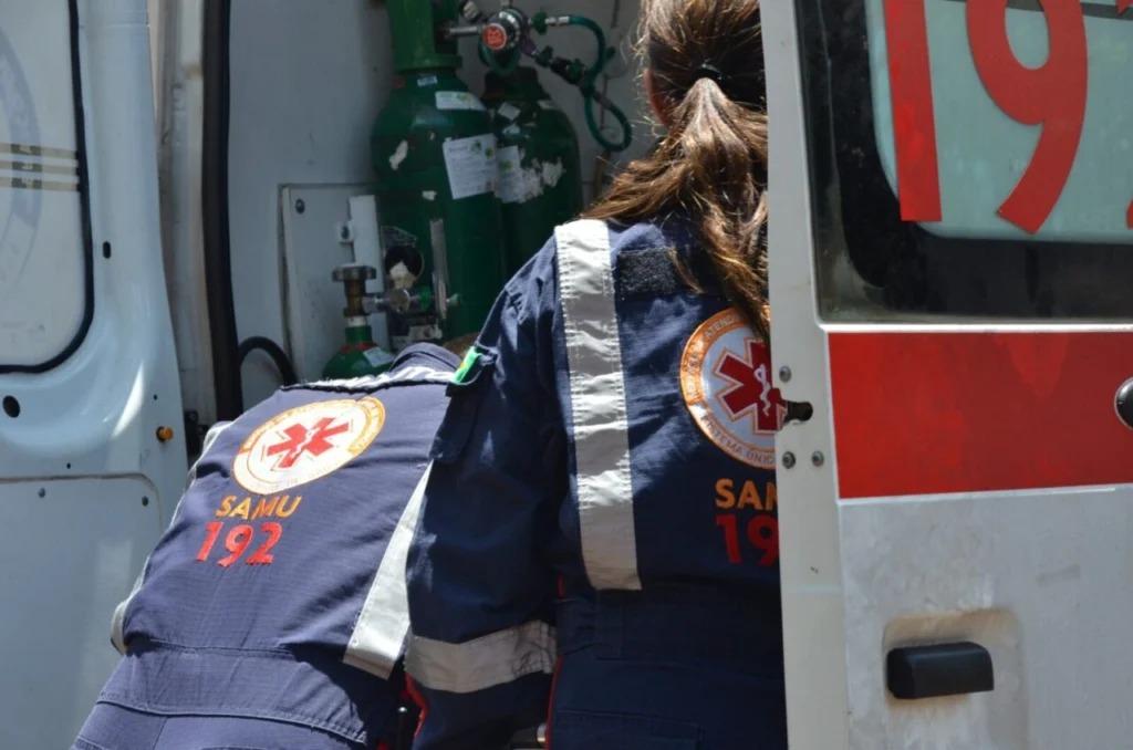 Motociclista é socorrido com fratura exposta após colisão com carro na região central de Maringá