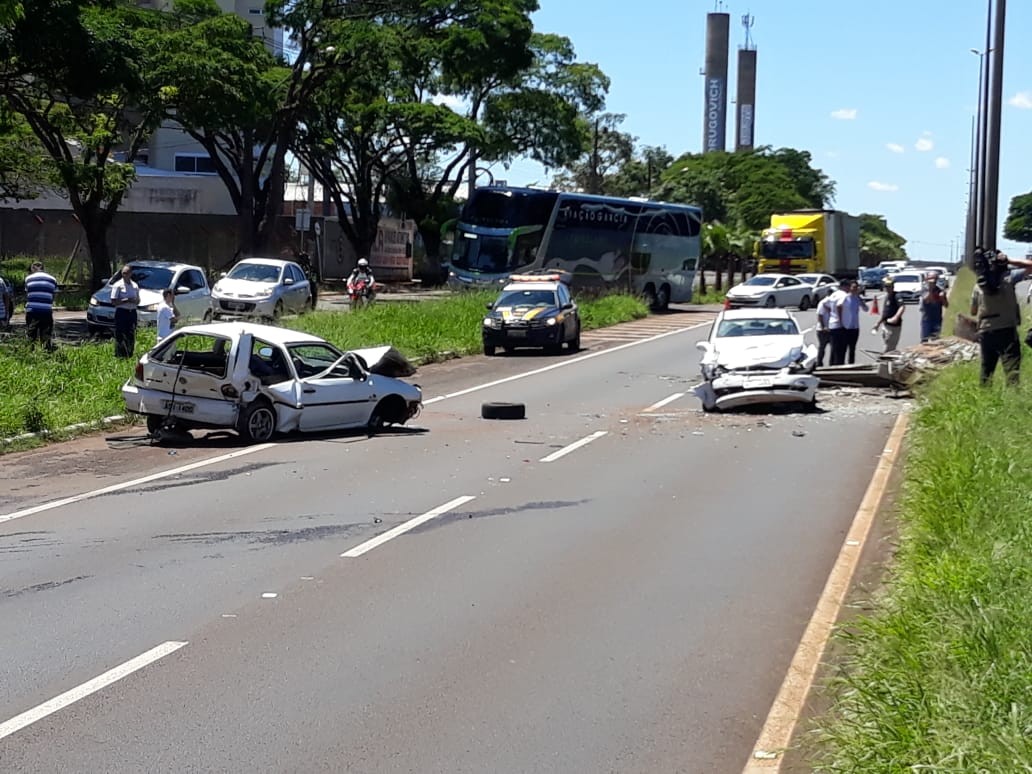 Dois veículos se chocam na Avenida Colombo