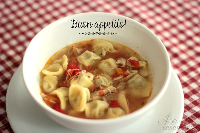 O prato italiano agnolini in brodo