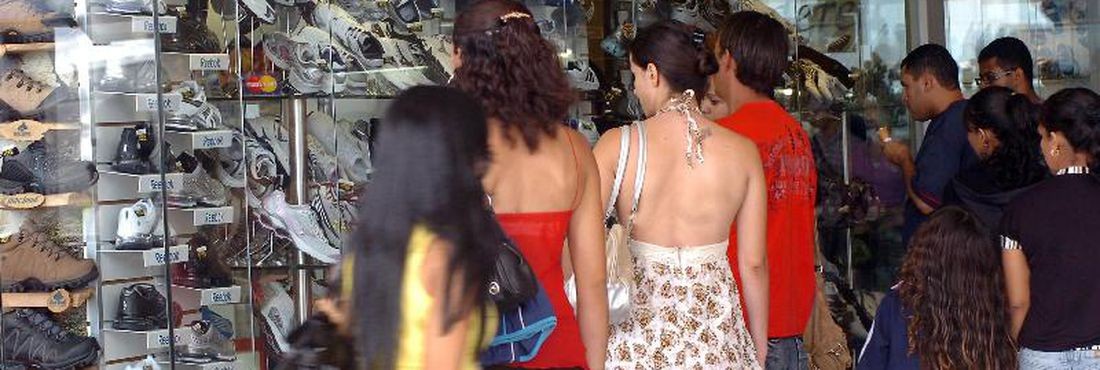 Consumidores devem gastar mais neste Natal, aponta Acim