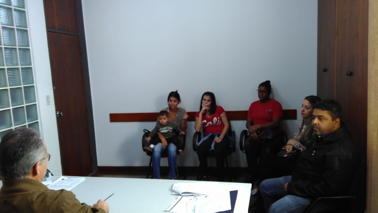 Grupo de mães ouve que município não tem como de resolver situação da fila de crianças na educação
