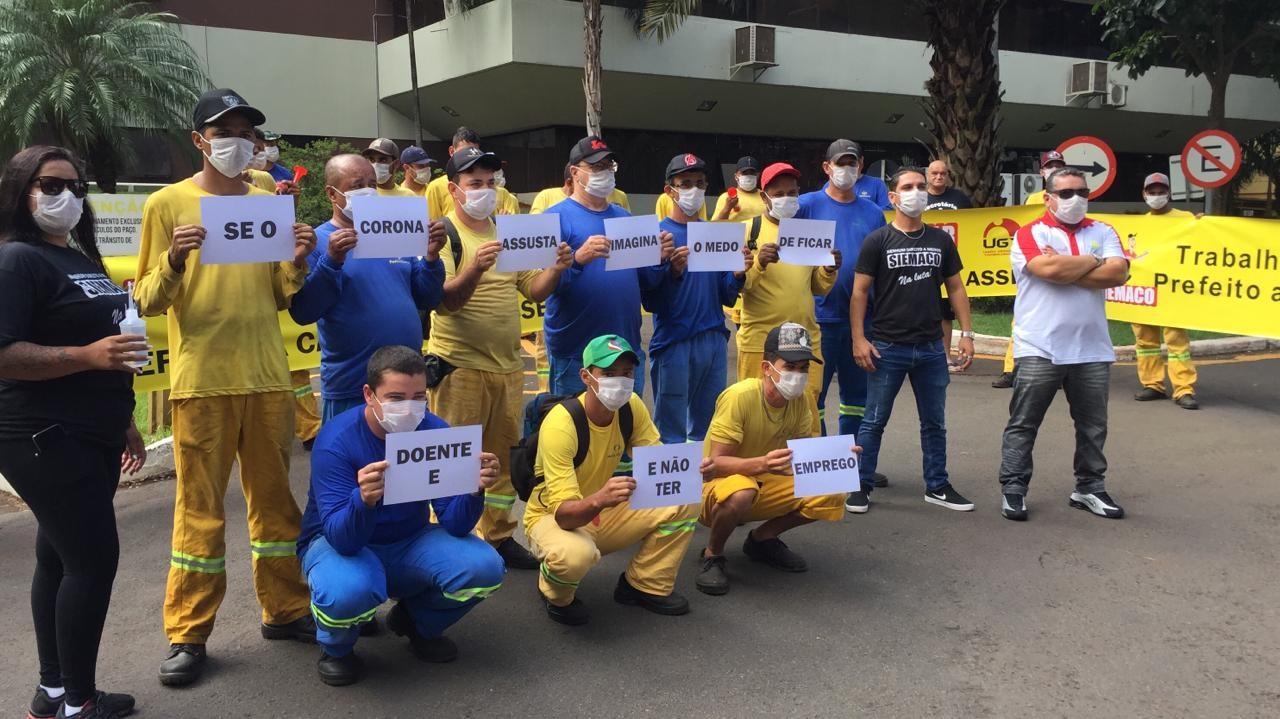 Trabalhadores protestam após suspensão de contrato com a prefeitura