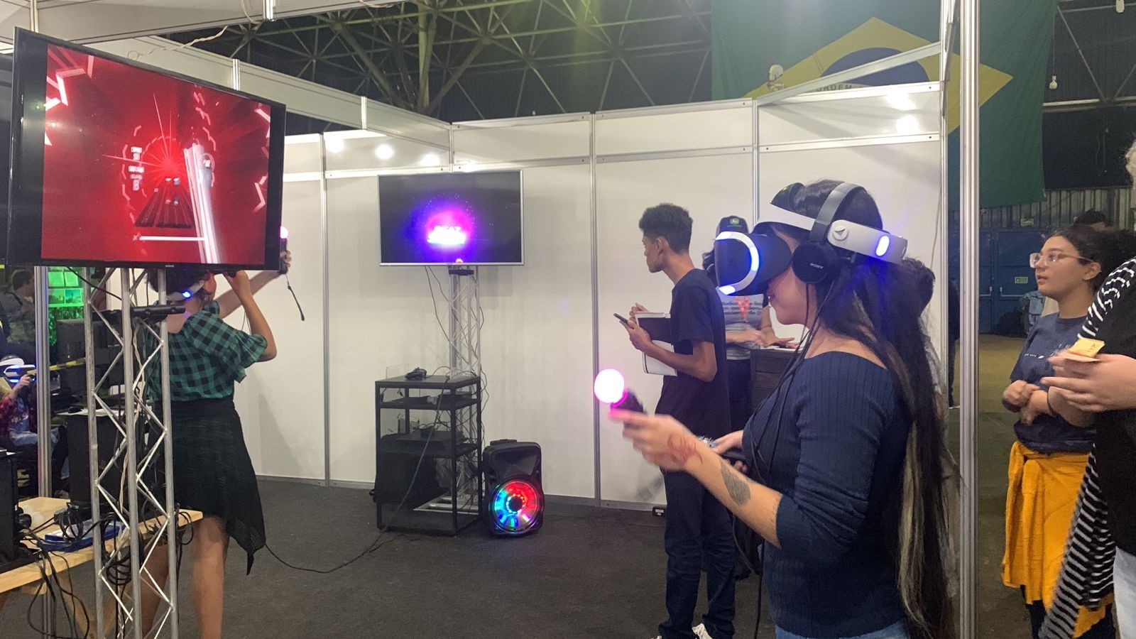 Crianças e adultos se divertem em jogos de realidade virtual