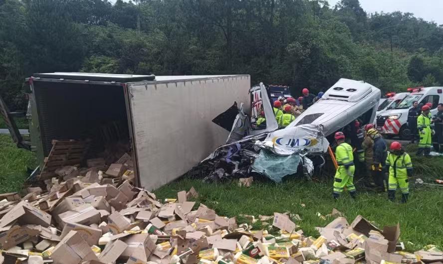 Acidente com carreta e van deixa seis mortos na BR-116