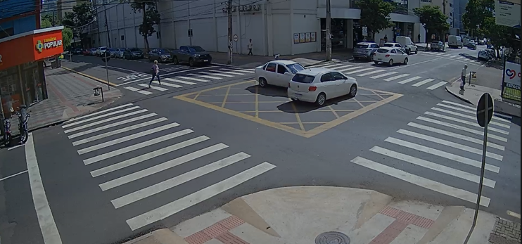 Quatro pessoas ficam feridas em acidente em cruzamento de Maringá