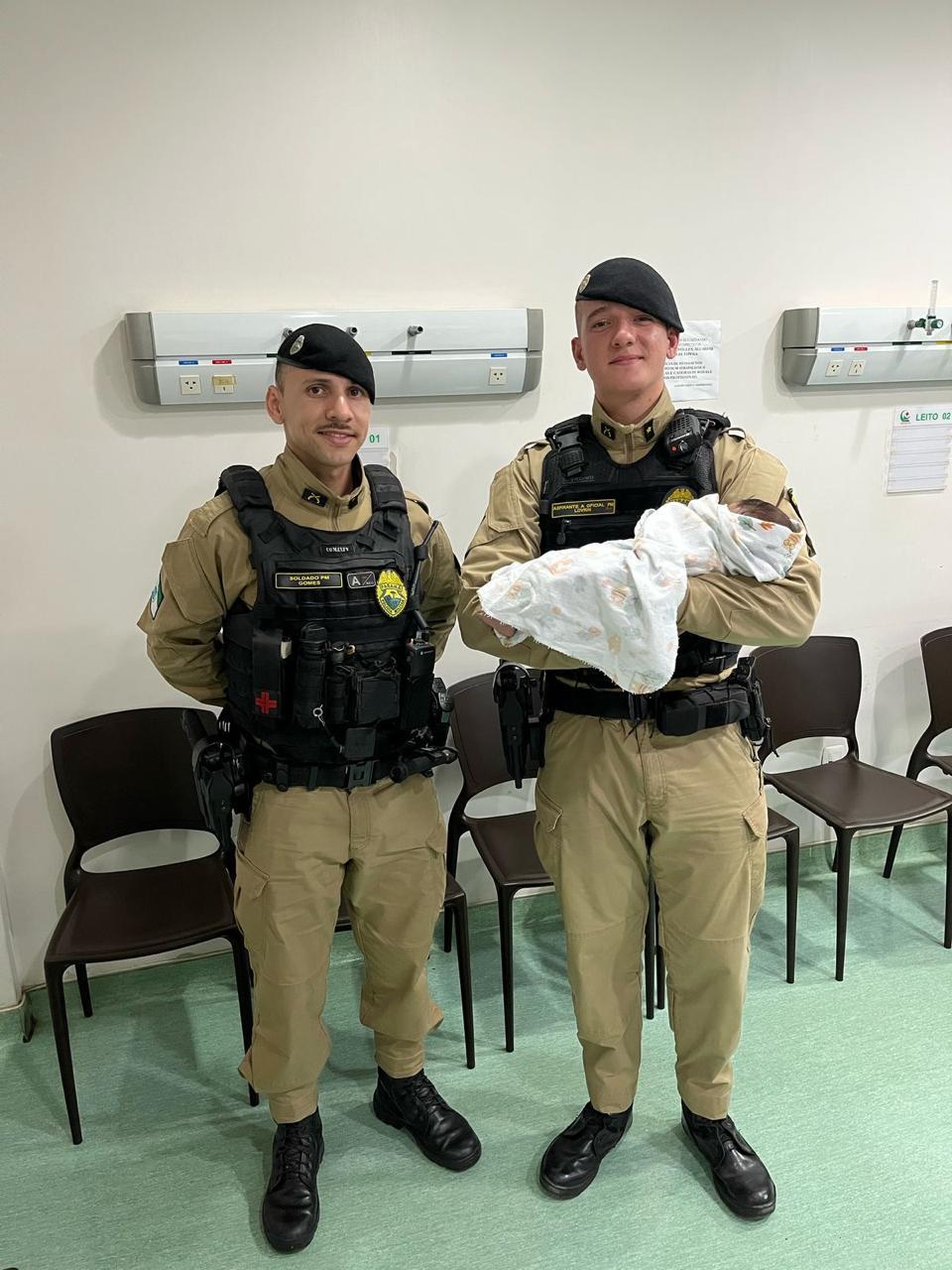 Policiais salvam bebê engasgado com leite em Umuarama