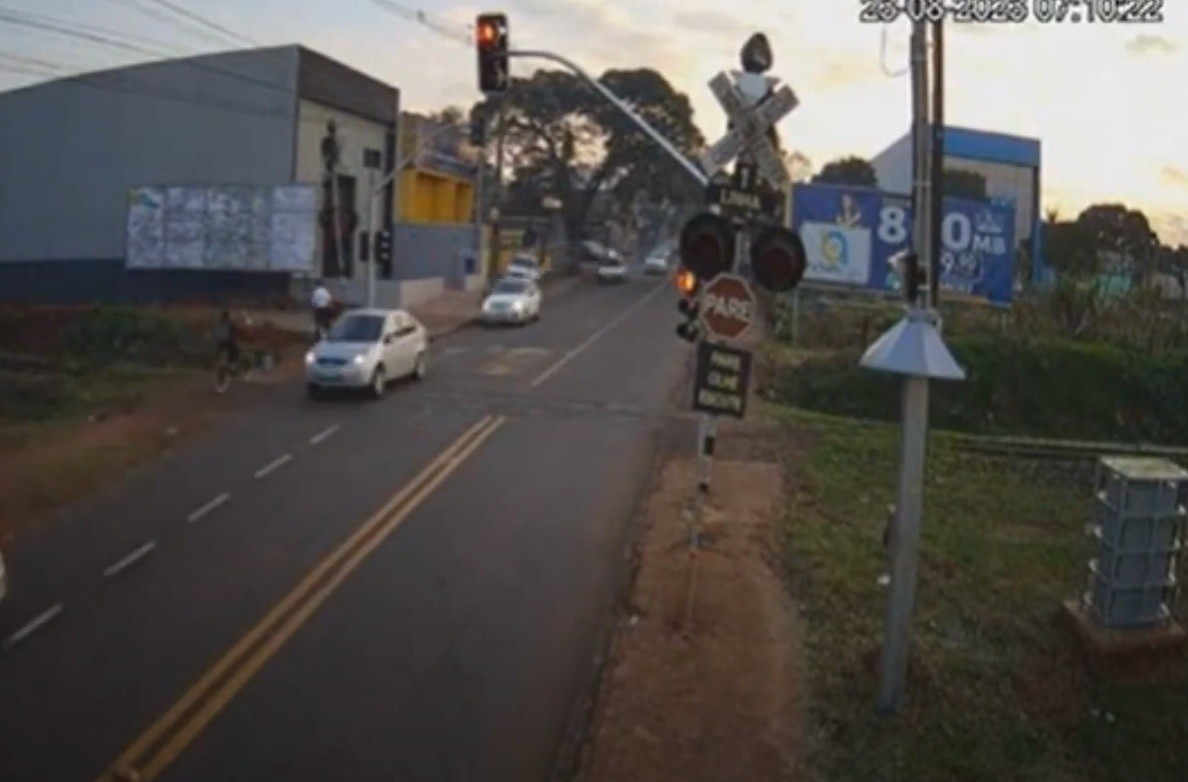 Câmera flagra imprudência em cruzamentos com a linha férrea em Sarandi