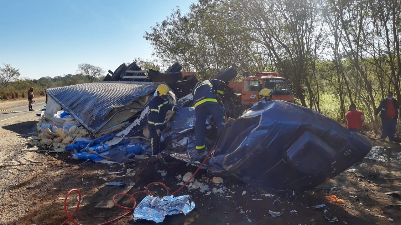 Acidente entre caminhões na PR-317 mata motorista de 46 anos