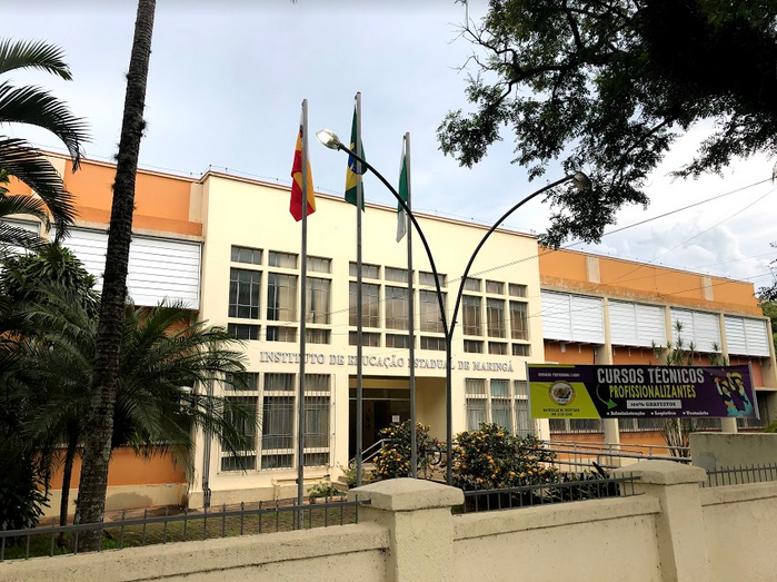 Alunos protestam em frente ao Instituto de Educação