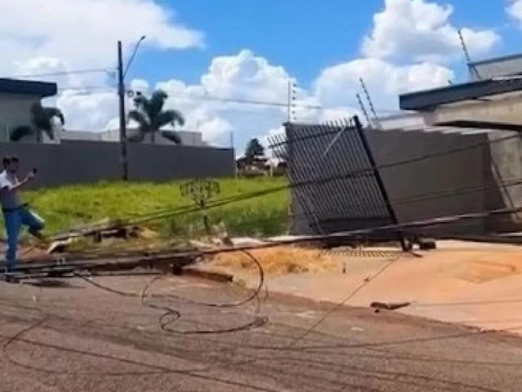Caminhão atinge fiação, derruba postes e deixa moradores sem energia