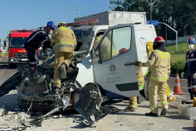 Ambulância com cinco pacientes é atingida por caminhão na PR-323