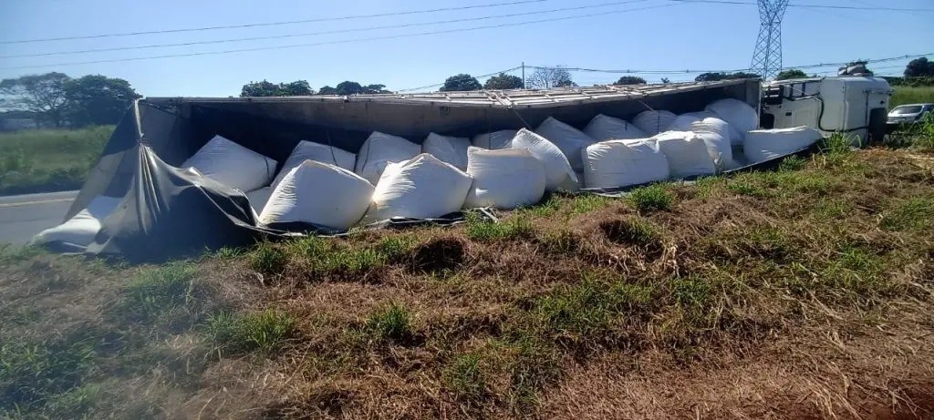 Carreta com mais de 30 mil quilos de fubá tomba no Contorno Sul em Maringá