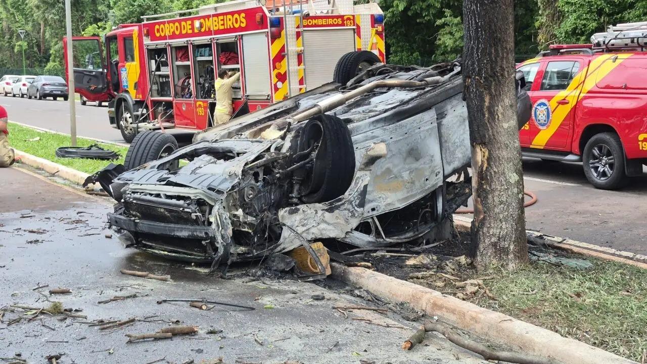 Carro capota, pega fogo e deixa uma pessoa morta na Avenida Itororó, em Maringá