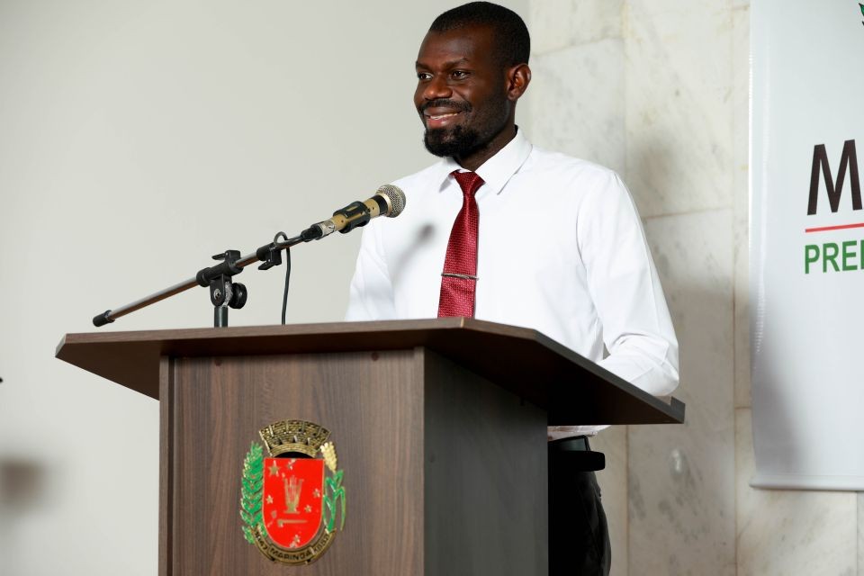 Imigrantes podem regularizar documentação no Teatro Calil Haddad, em Maringá