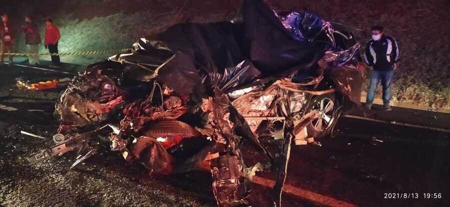 Acidente entre carro e caminhão deixa um morto e dois feridos na PR-444
