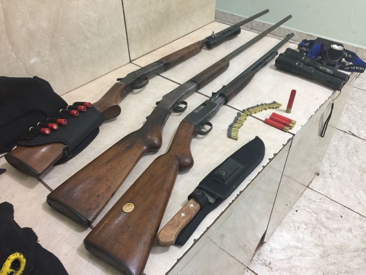 Dois adultos e um adolescente são flagrados por caça e vão parar na delegacia