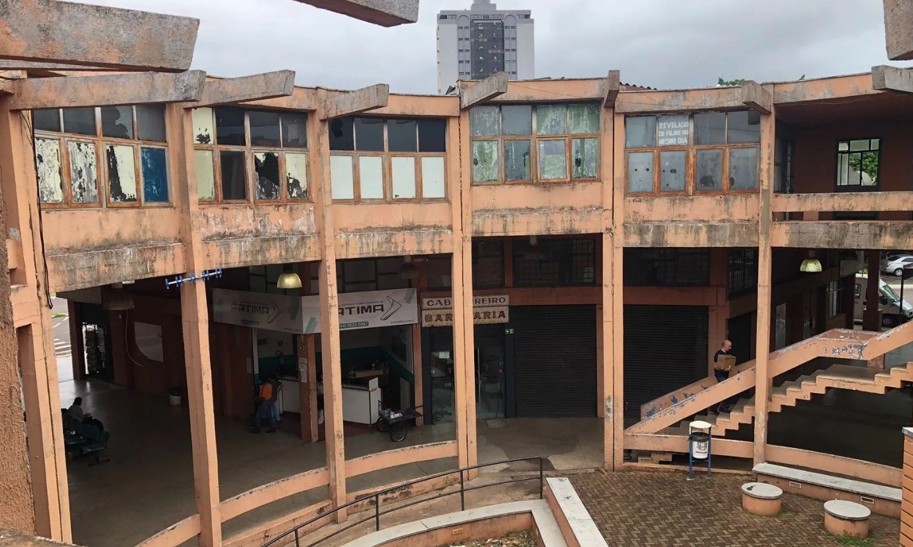 Homem é preso por pichar rodoviária velha de Umuarama