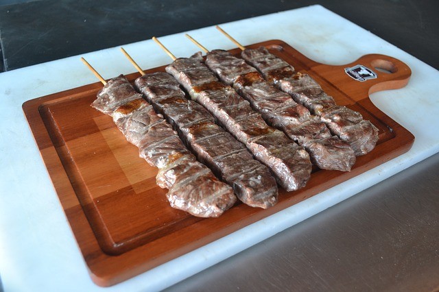 “Espetinhos de gato”, uma tradição dos brasileiros