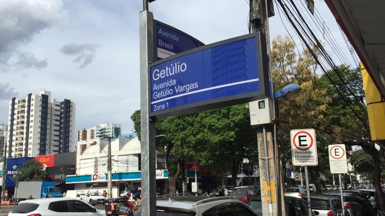 Placas solares com nome de ruas são instaladas em Maringá