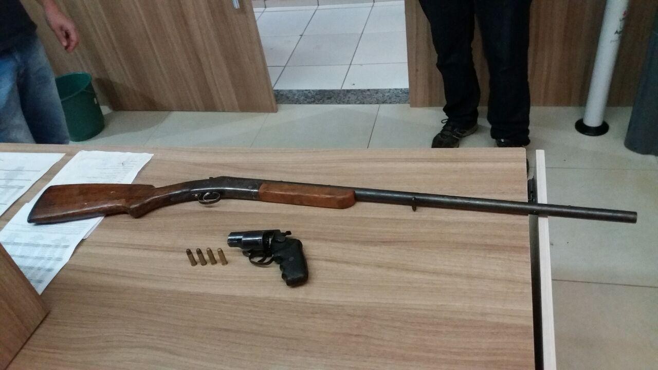 PRF prende suspeito e apreende armas em tentativa de assalto a ônibus