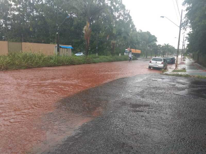 Chuva que caiu no começo da tarde desta terça-feira (12) alaga ruas e avenidas de Maringá; vídeo