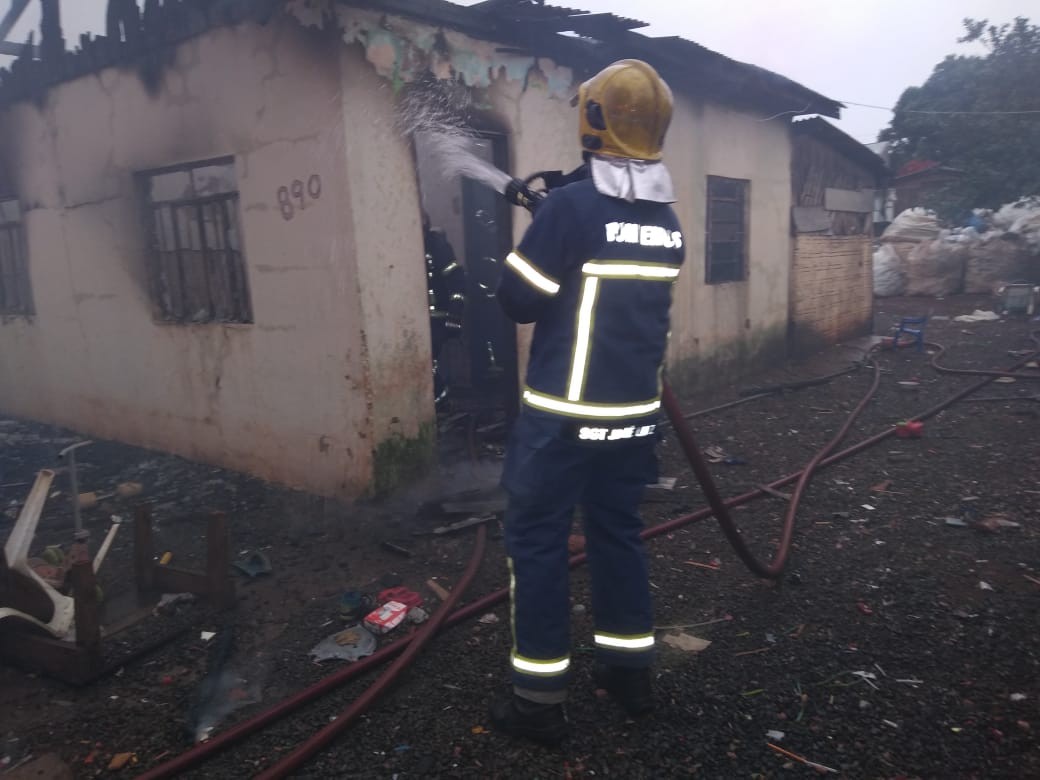 Curto-circuito em fiação causa incêndio em residência