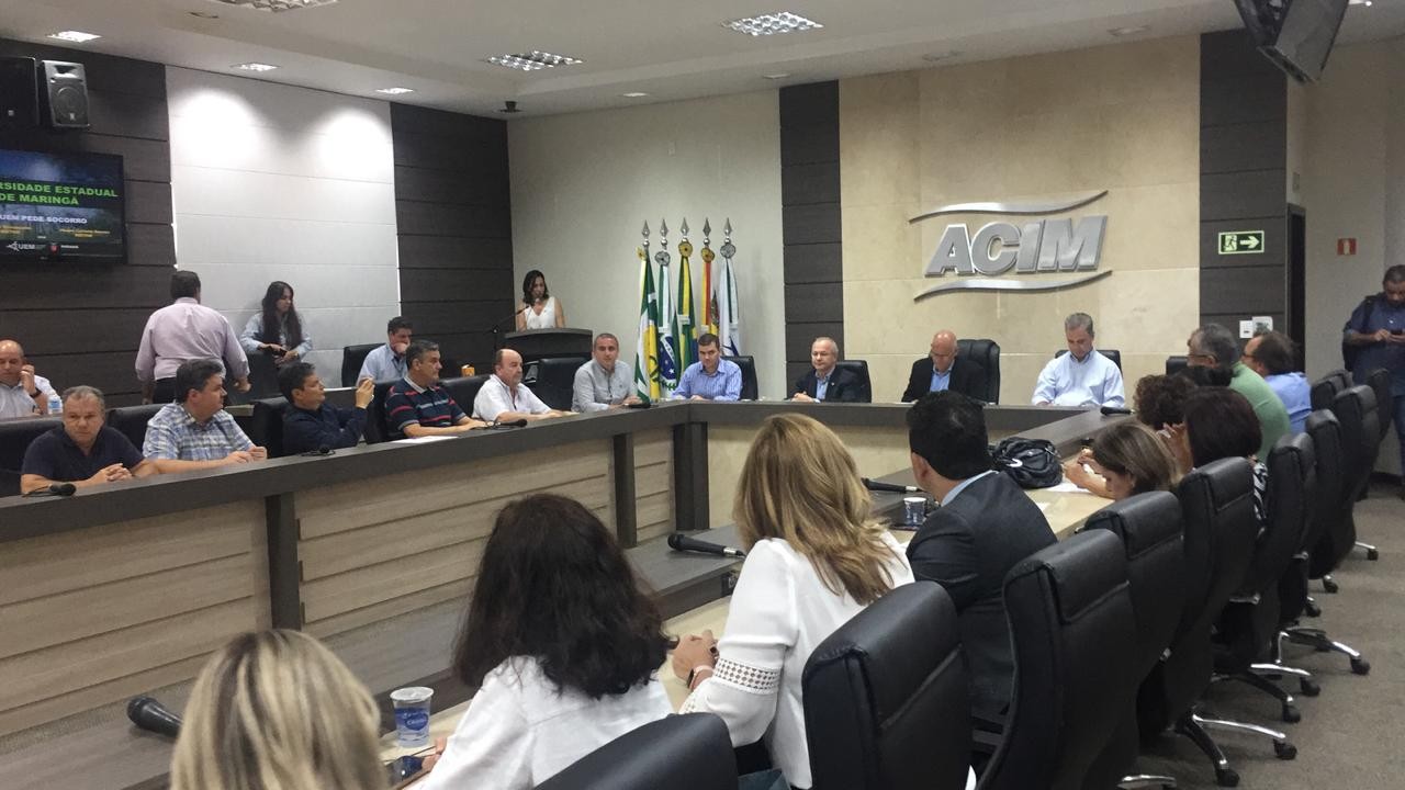 Em reunião com lideranças, momento tenso