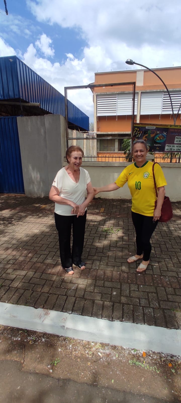 Movimento de eleitores no Instituto de Educação Estadual de Maringá é grande
