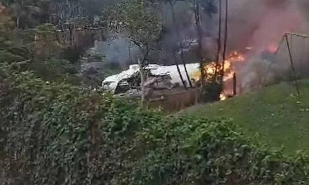 Avião sai de Cascavel com destino a Guarulhos e cai em Vinhedo (SP)