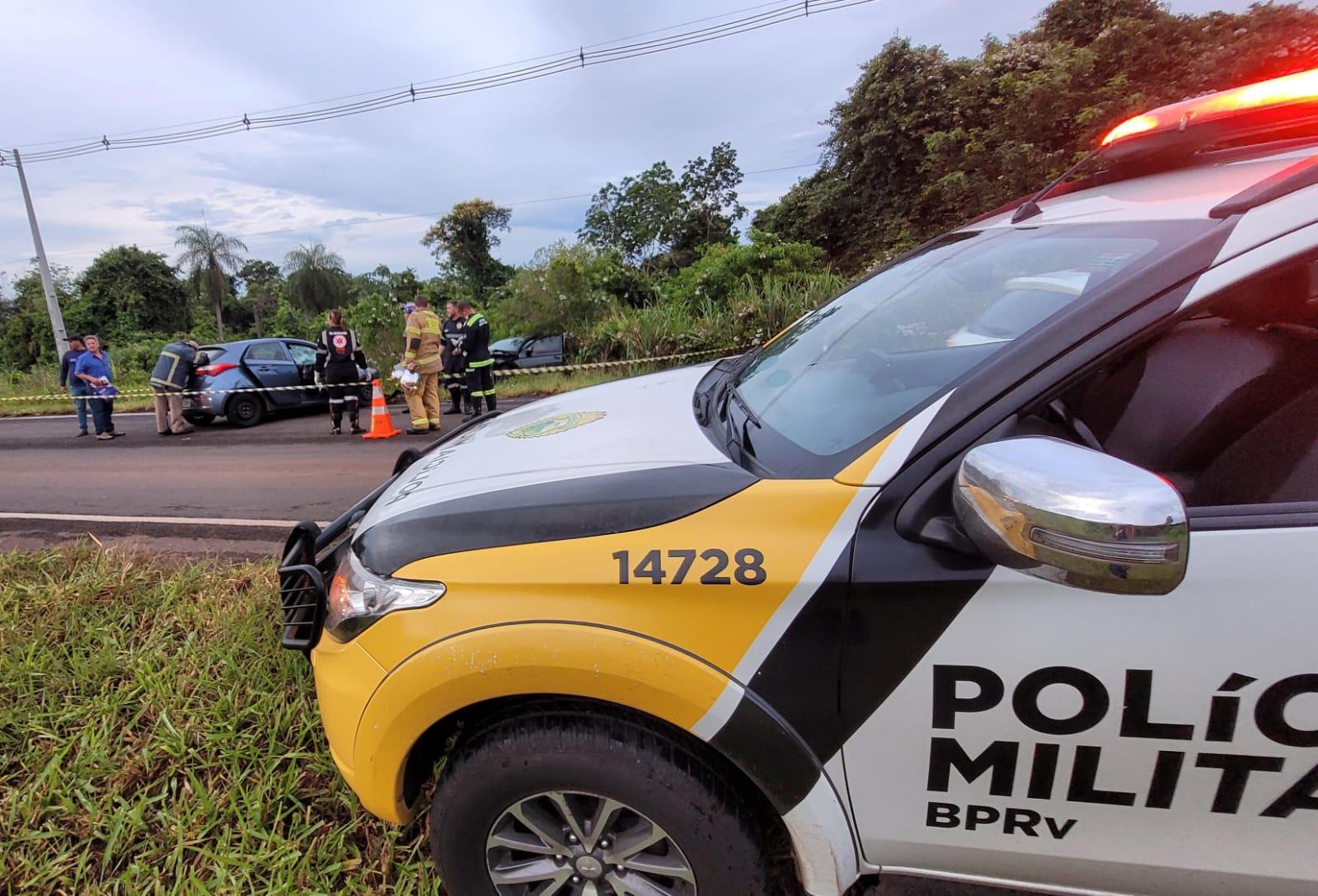Carros batem de frente e passageira morre em acidente na PR-577