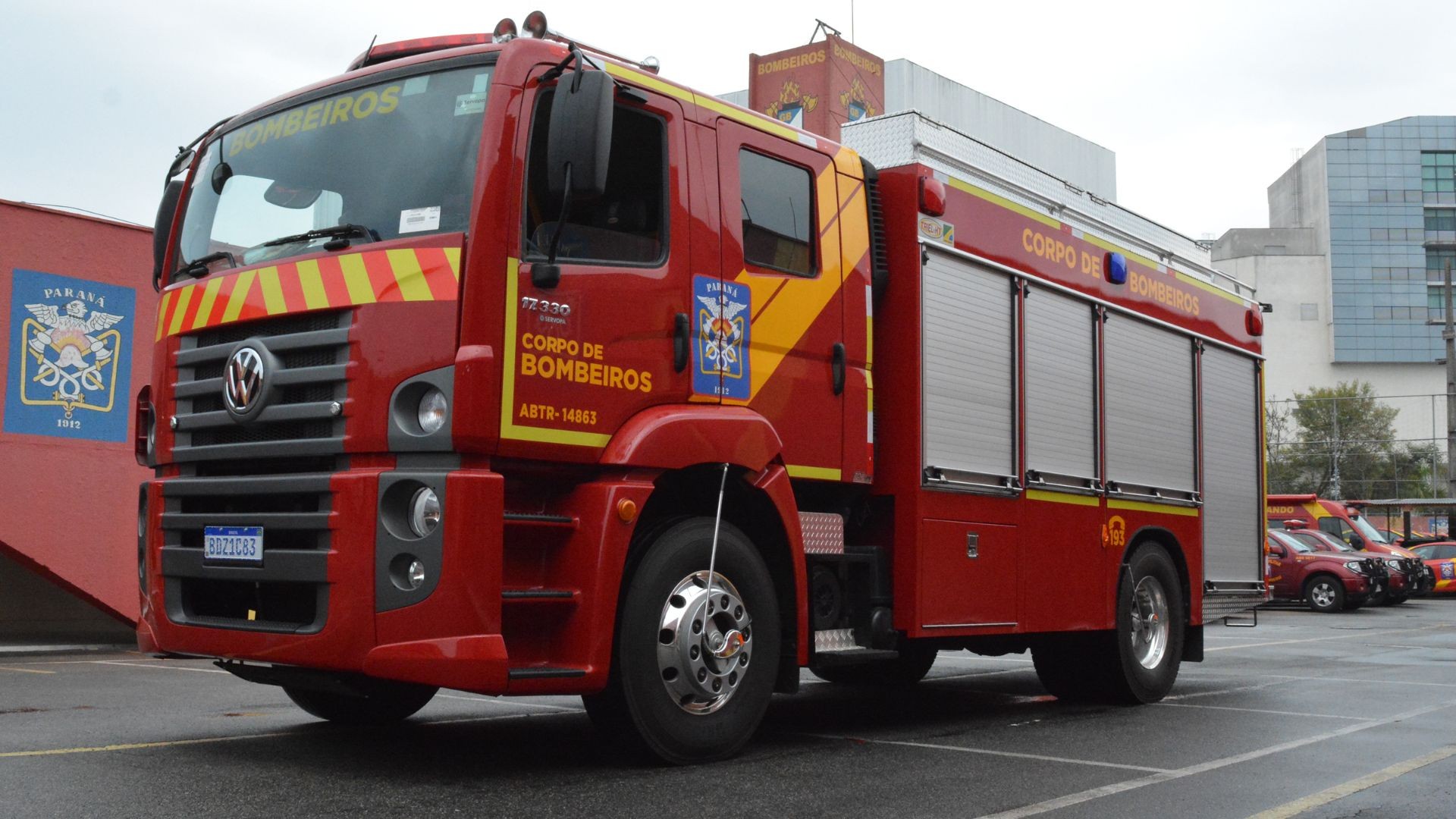 Mãe e dois filhos morrem após queda de fiação elétrica em piscina
